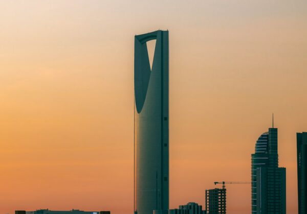 افتتاح فرع شركة أجنبية في السعودية - مشهد الرياض أفق مدينة الرياض مع برج المملكة - فتح فرع شركة أجنبية في السعودية