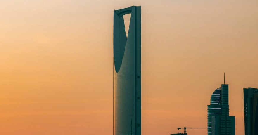 أفق مدينة الرياض مع برج المملكة - فتح فرع شركة أجنبية في السعودية