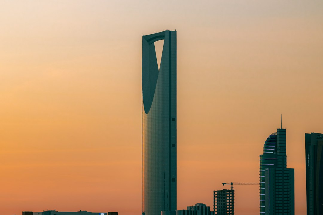 مشهد مدينة الرياض وبيئة الأعمال السعودية لافتتاح فرع شركة أجنبية